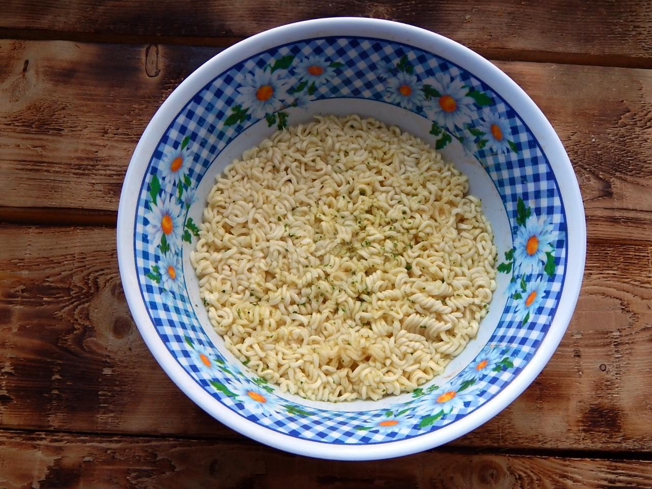 Шаг 2 приготовления Салат с мивиной яйцами майонезом