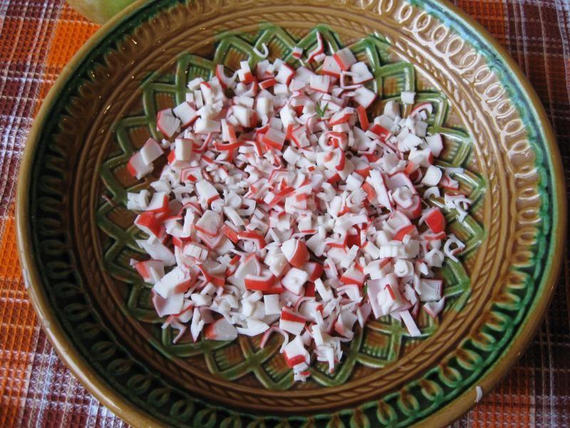 Шаг 2 приготовления Салат Шар крабовые палочки, яблоко и сыр