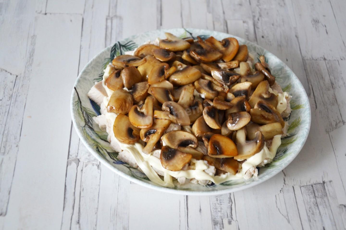 Шаг 10 приготовления Салат Красные маки с курицей