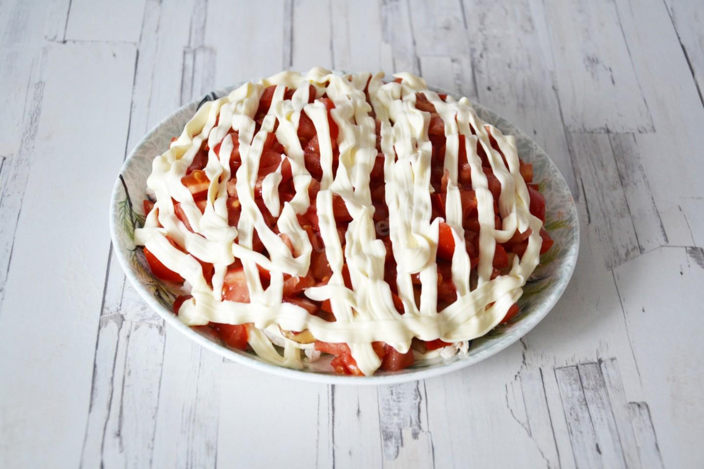 Шаг 11 приготовления Салат Красные маки с курицей