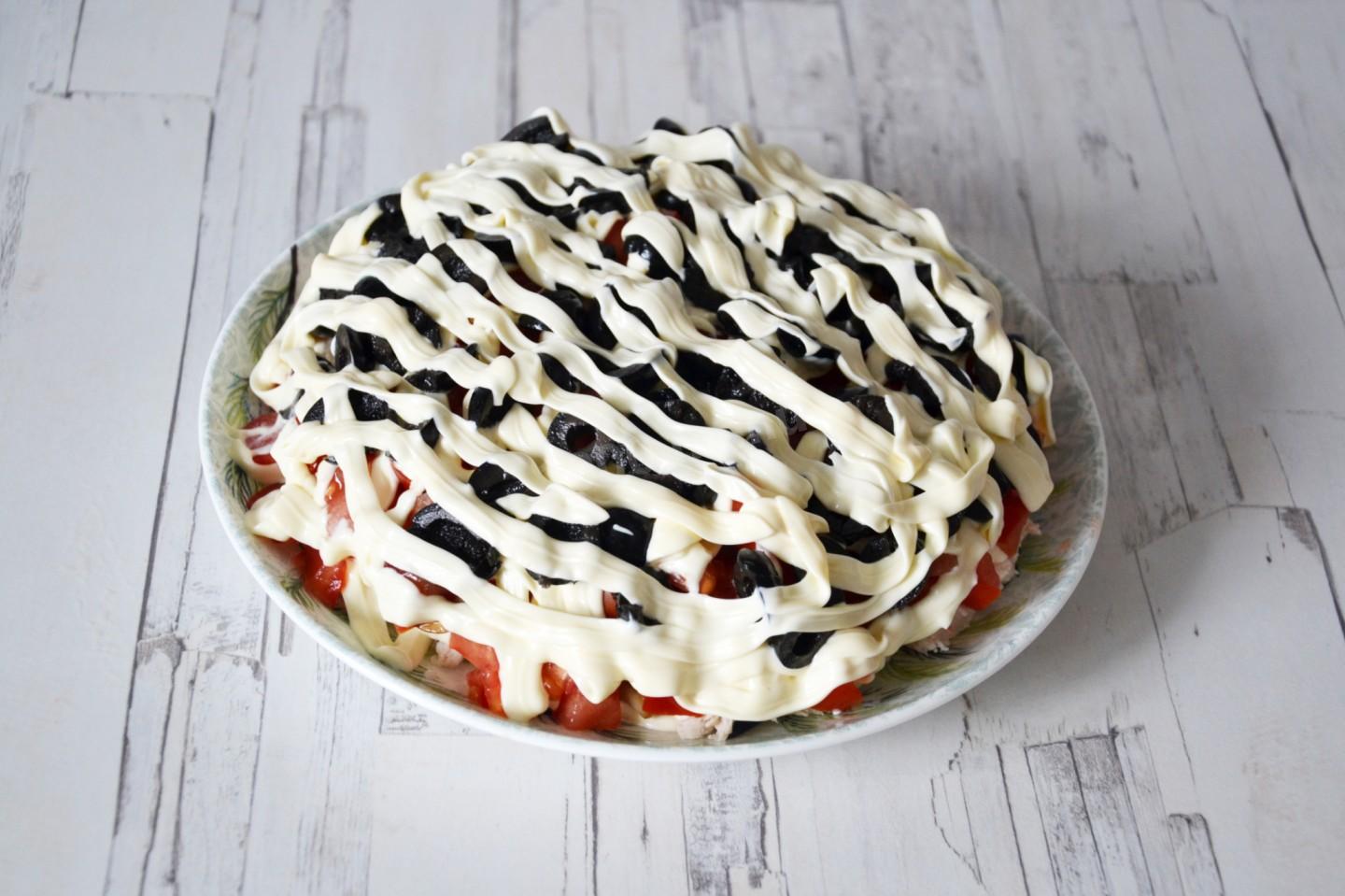 Шаг 12 приготовления Салат Красные маки с курицей