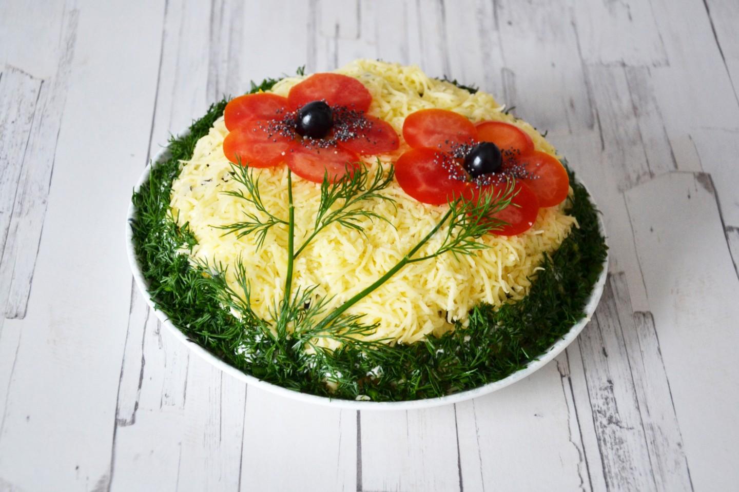Шаг 14 приготовления Салат Красные маки с курицей