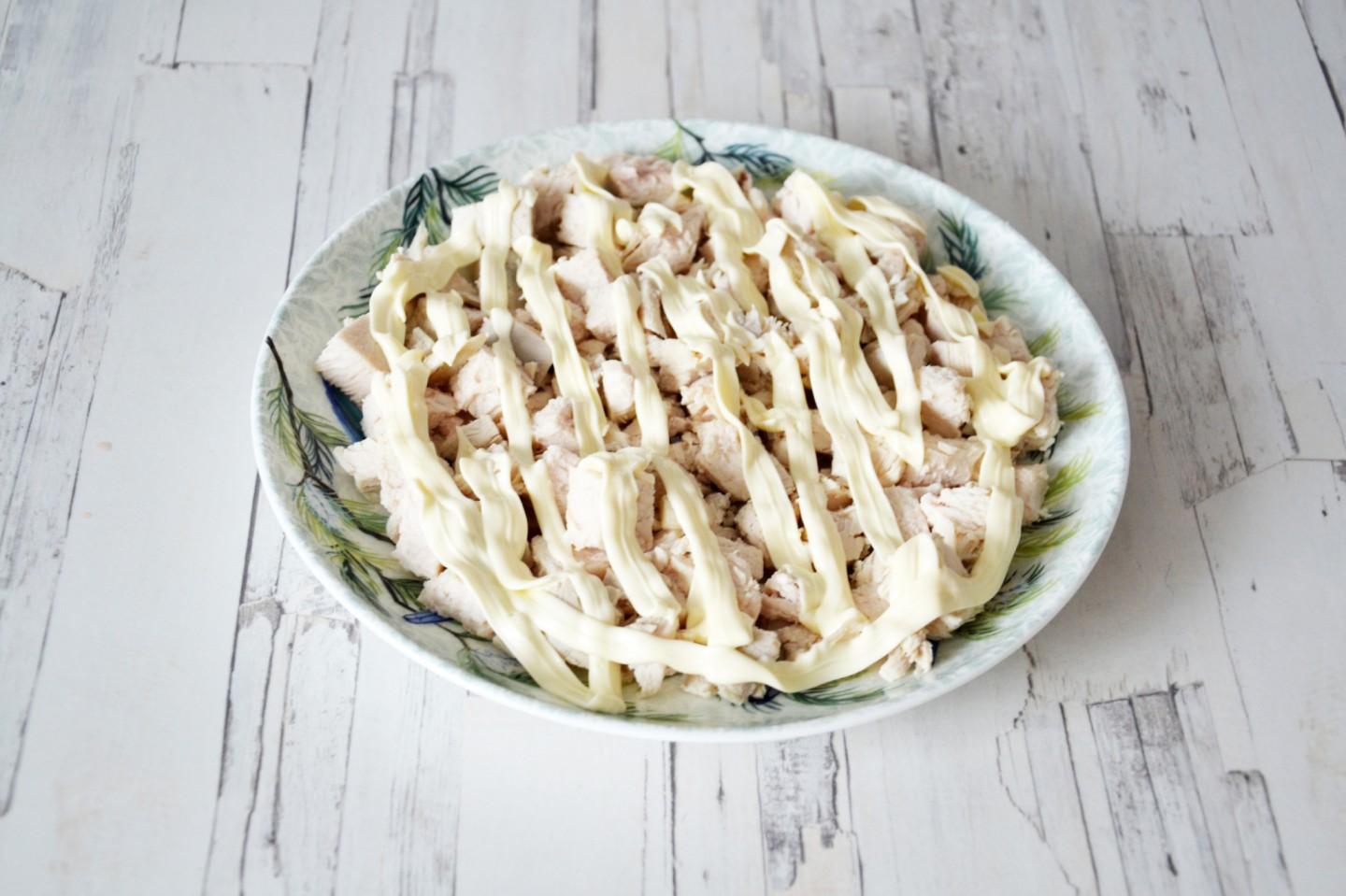 Шаг 9 приготовления Салат Красные маки с курицей