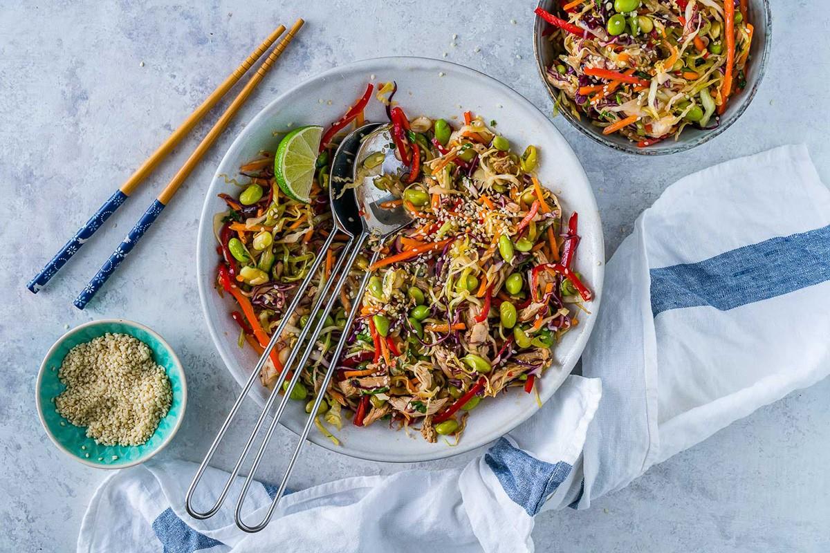 Обложка рецепта Тайский салат с курицей болгарским перцем и красной капустой