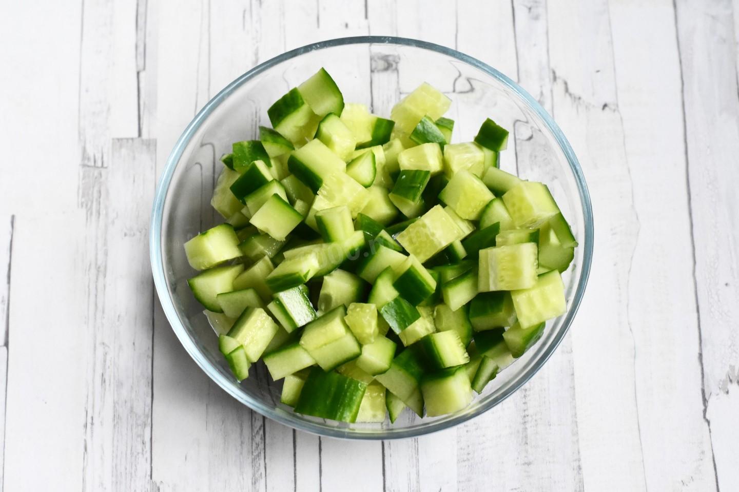 Шаг 4 приготовления Салат коктейль с курицей и огурцом