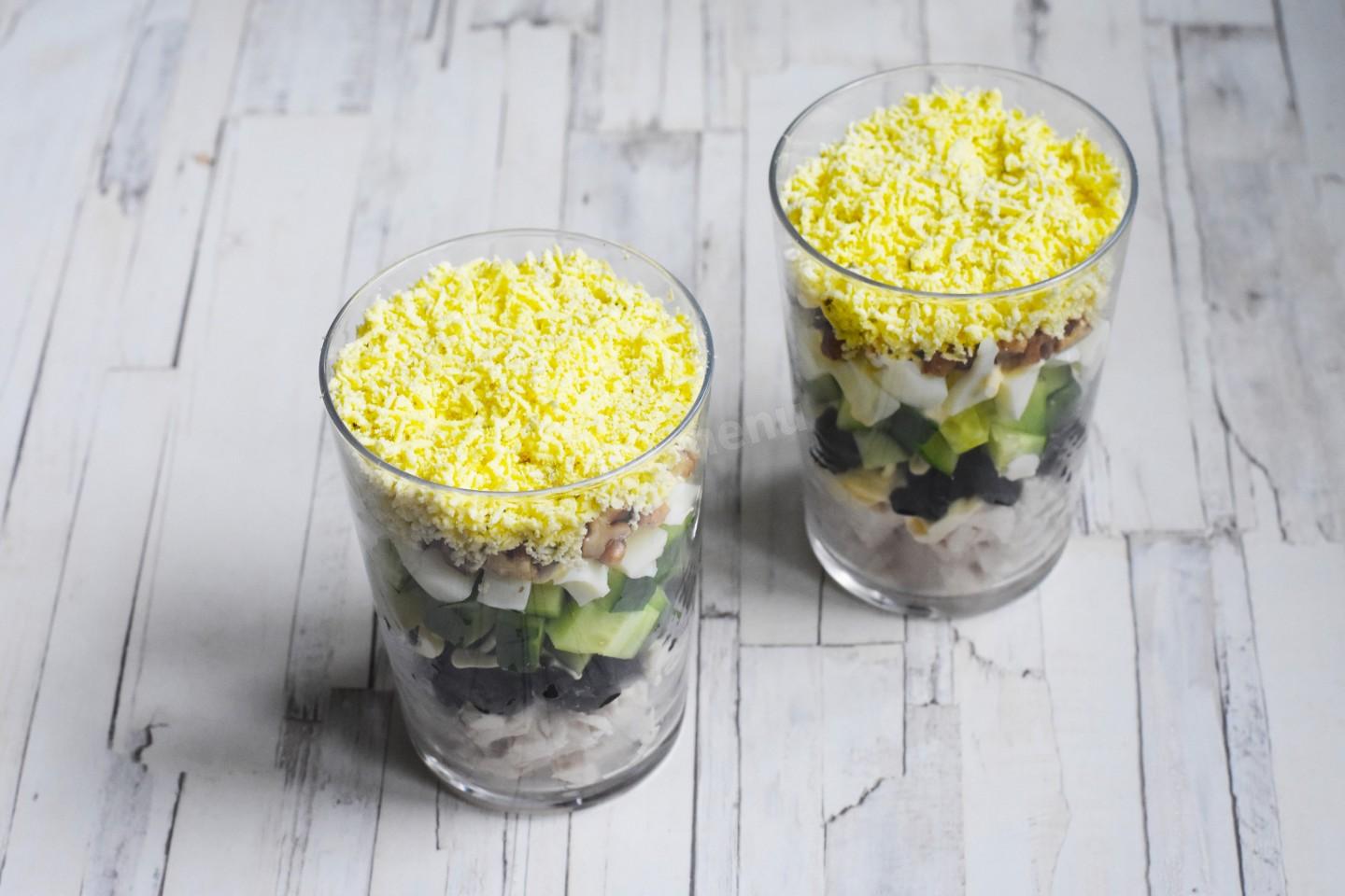 Шаг 8 приготовления Салат коктейль с курицей и огурцом