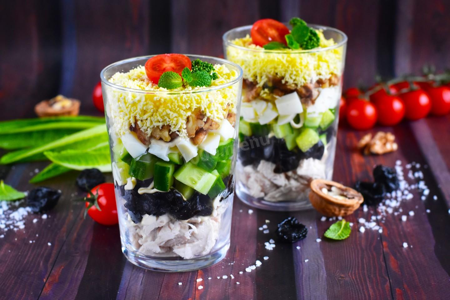 Шаг 9 приготовления Салат коктейль с курицей и огурцом