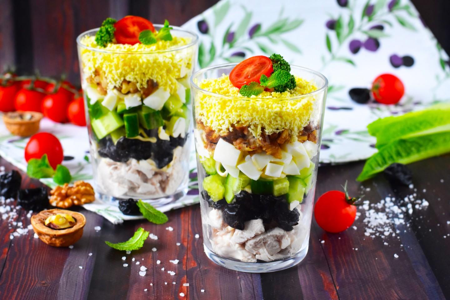 Обложка рецепта Салат коктейль с курицей и огурцом
