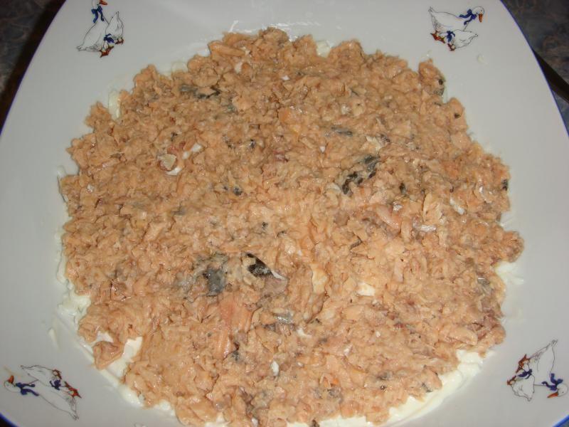Шаг 3 приготовления Салат Мимоза с сардиной и сыром