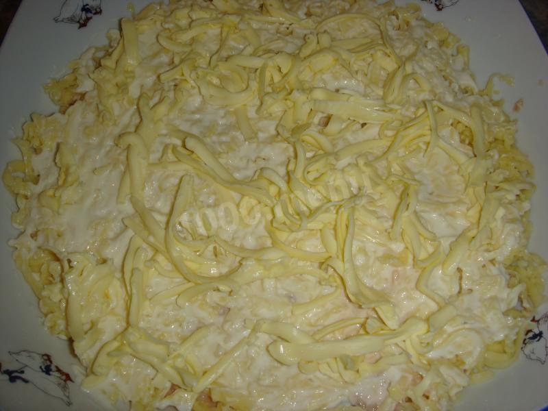 Шаг 7 приготовления Салат Мимоза с сардиной и сыром