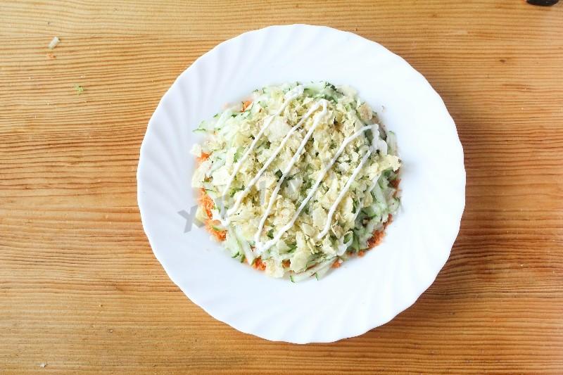 Шаг 3 приготовления Салат Орхидея с чипсами и курицей