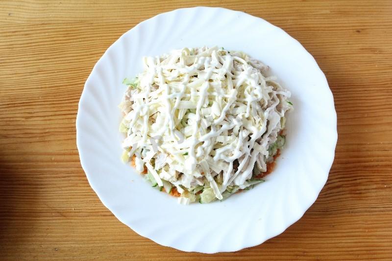 Шаг 4 приготовления Салат Орхидея с чипсами и курицей