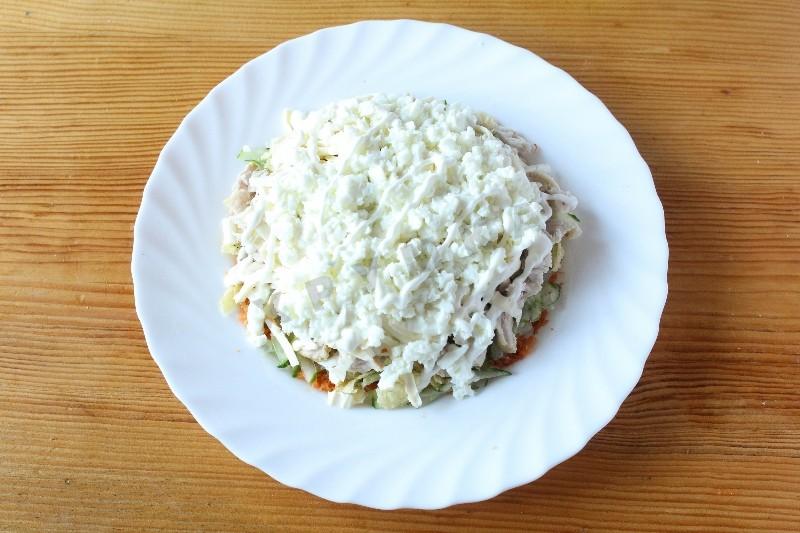 Шаг 5 приготовления Салат Орхидея с чипсами и курицей