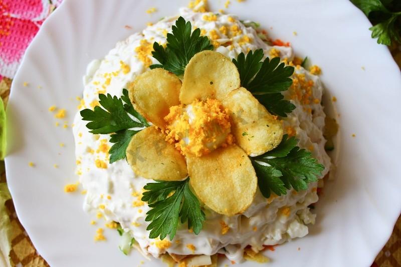 Шаг 6 приготовления Салат Орхидея с чипсами и курицей
