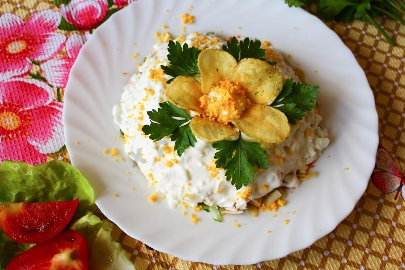 Обложка рецепта Салат Орхидея с чипсами и курицей