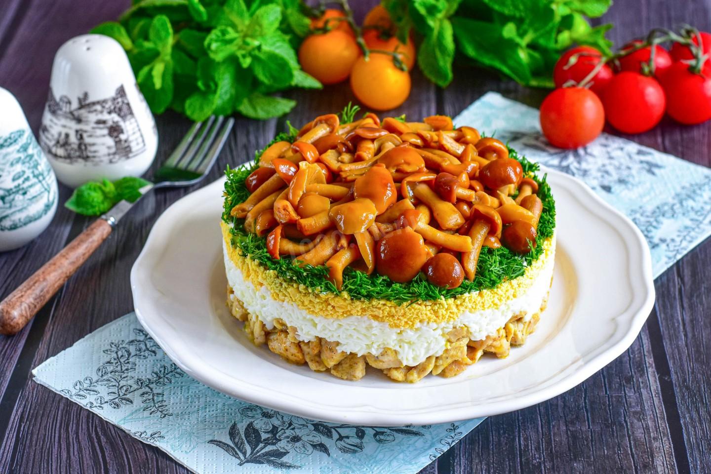 Обложка рецепта Салат Мужской каприз с курицей и грибами