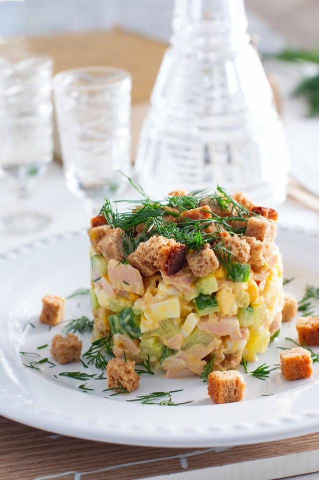 Шаг 7 приготовления Салат с копченым окорочком и кукурузой