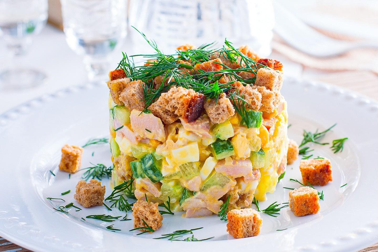 Обложка рецепта Салат с копченым окорочком и кукурузой