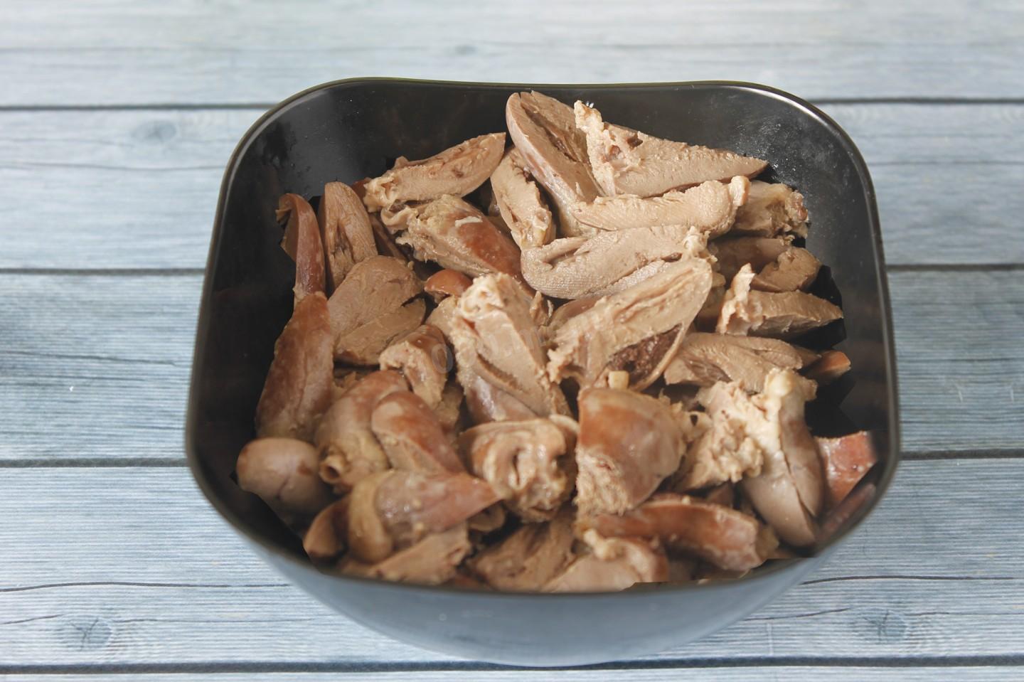 Шаг 1 приготовления Салат Сердцеедка с куриными сердечками