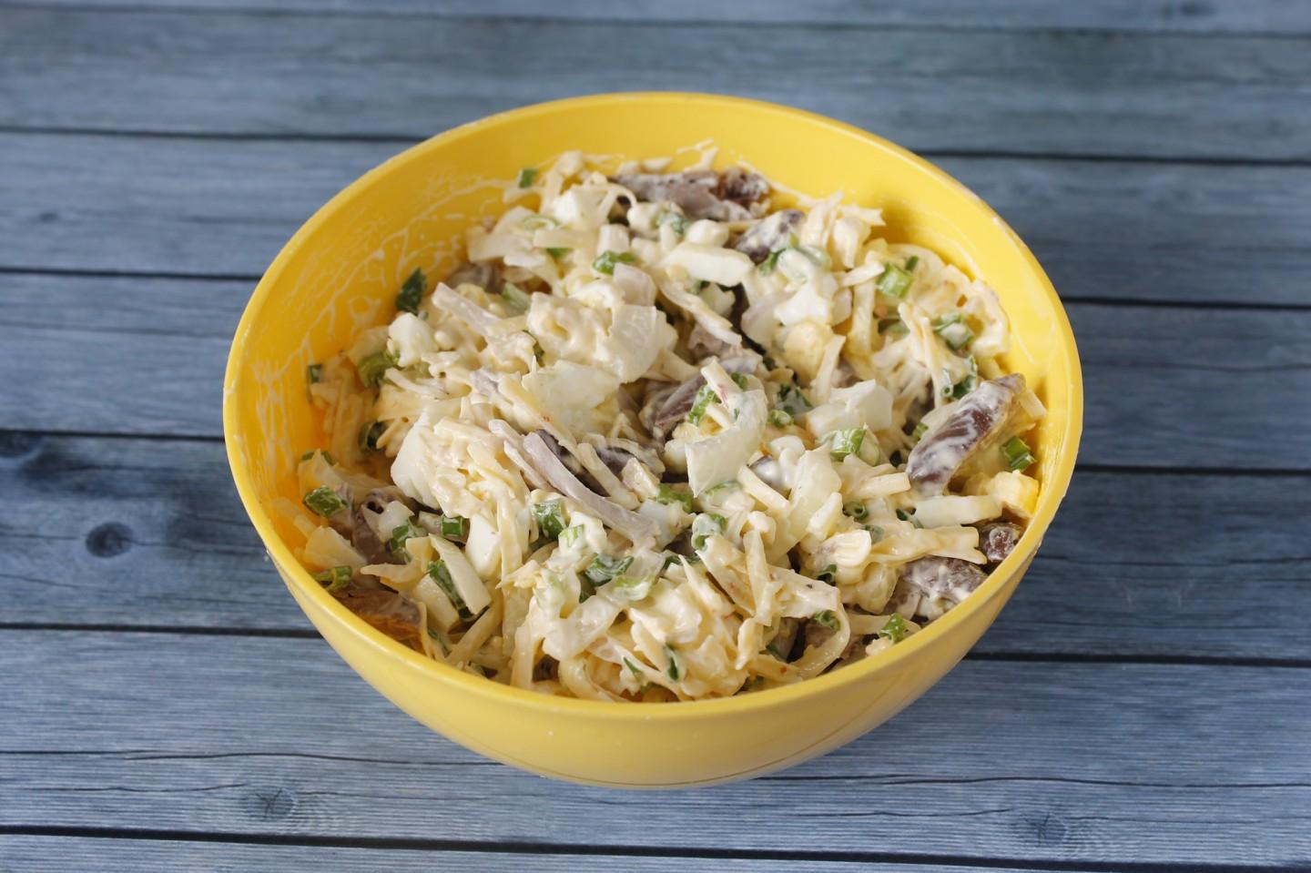 Шаг 7 приготовления Салат Сердцеедка с куриными сердечками