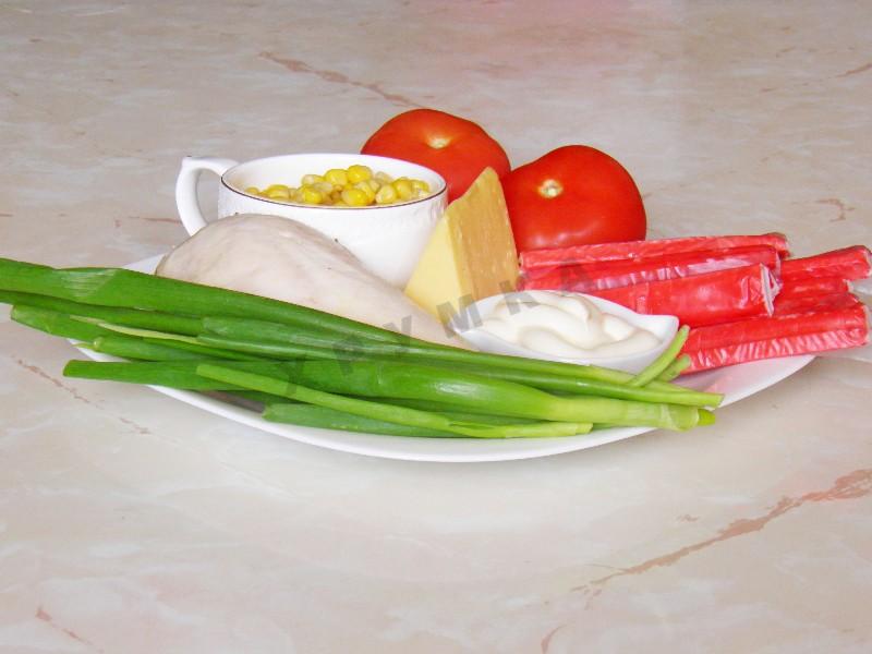 Шаг 1 приготовления Салат Клеопатра с курицей, помидорами и крабовыми палочками