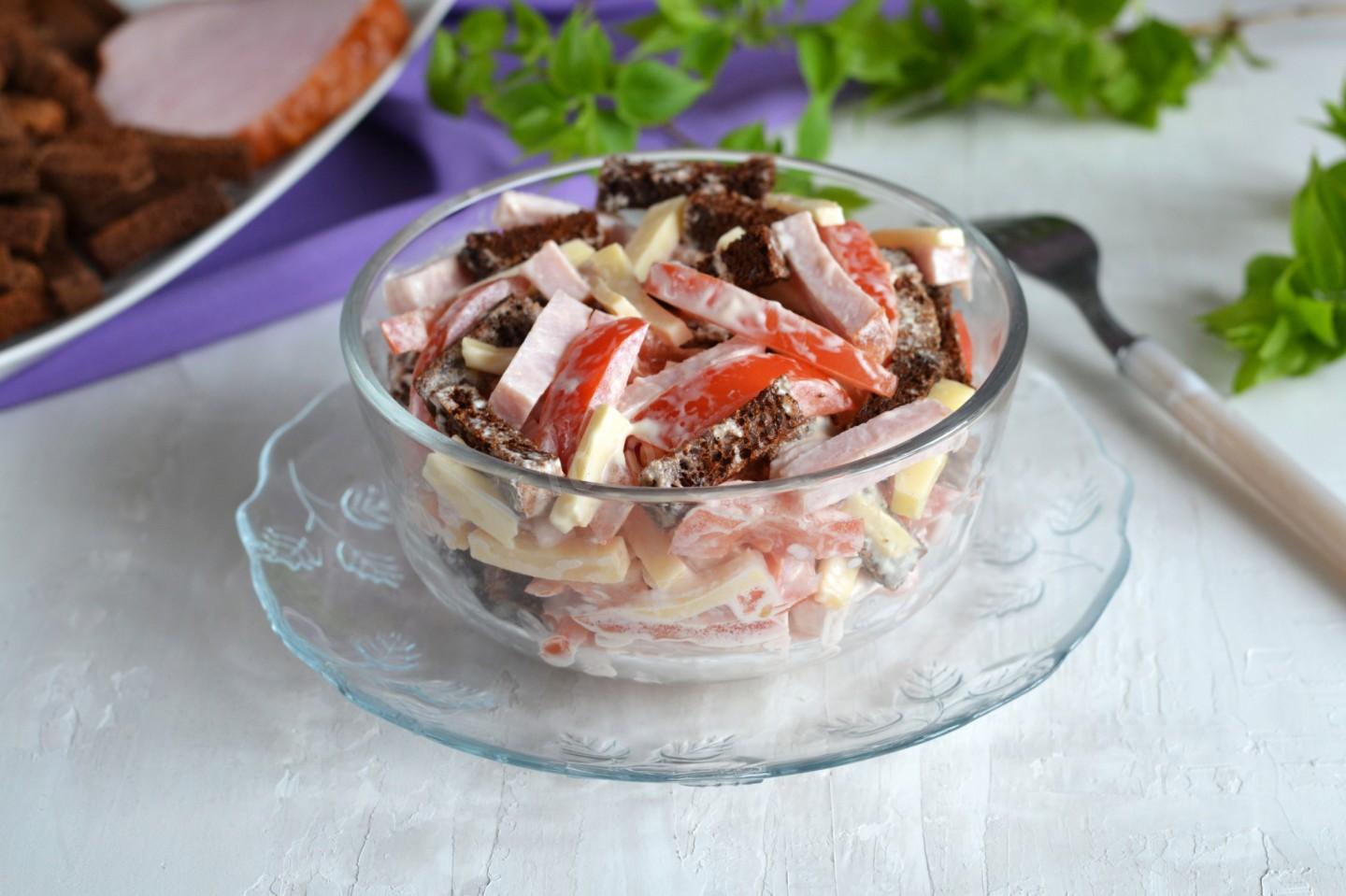Шаг 9 приготовления Салат с ветчиной помидорами и сыром