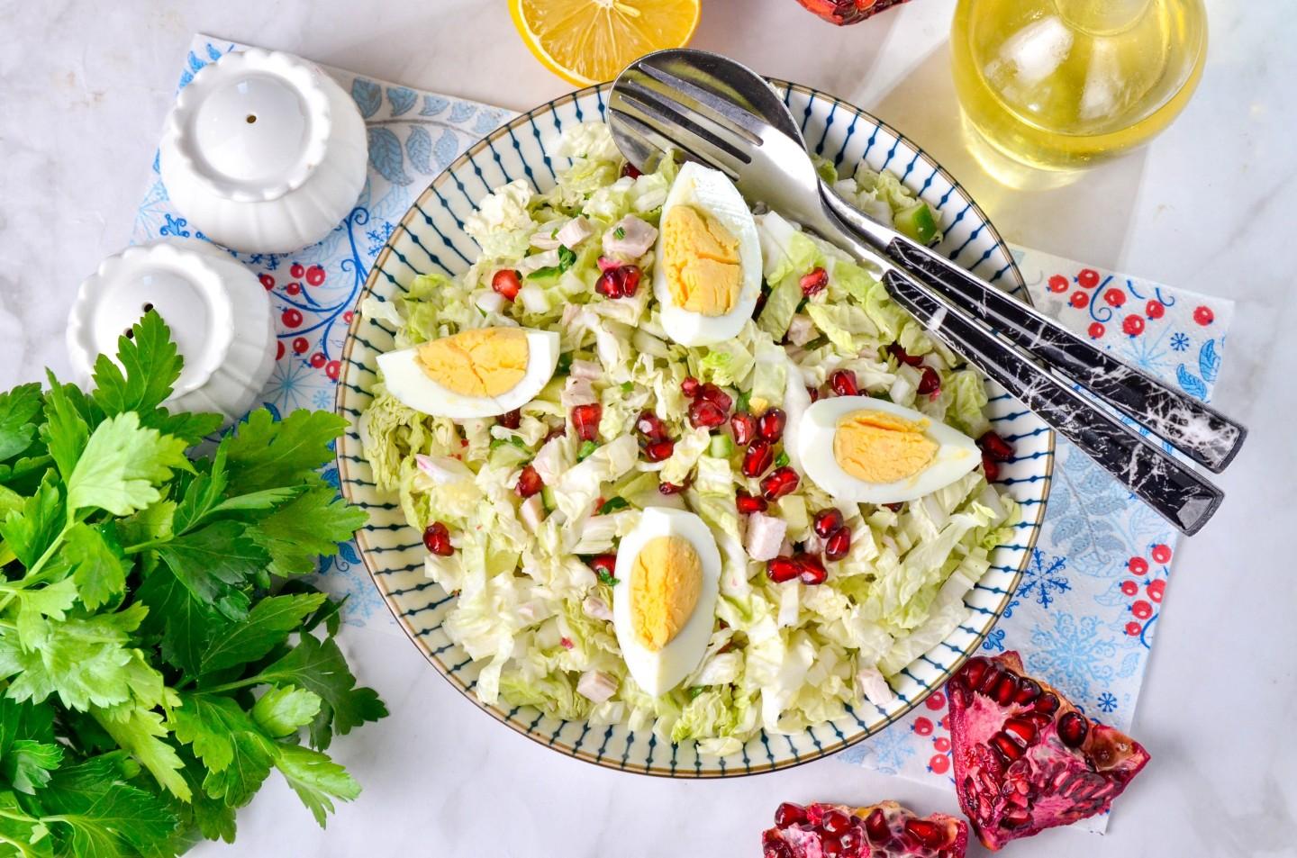 Шаг 8 приготовления Салат с пекинской капустой и гранатом