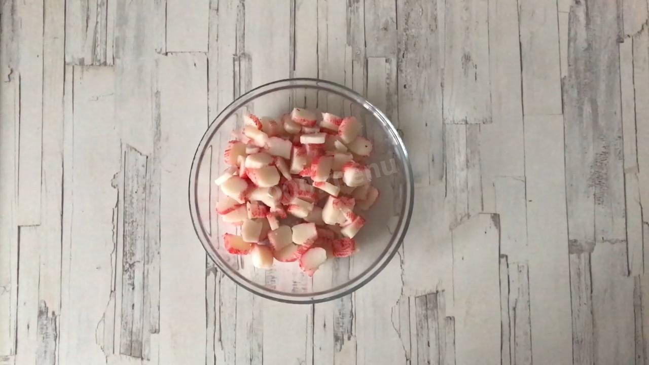 Шаг 2 приготовления Крабовый салат с китайской капустой