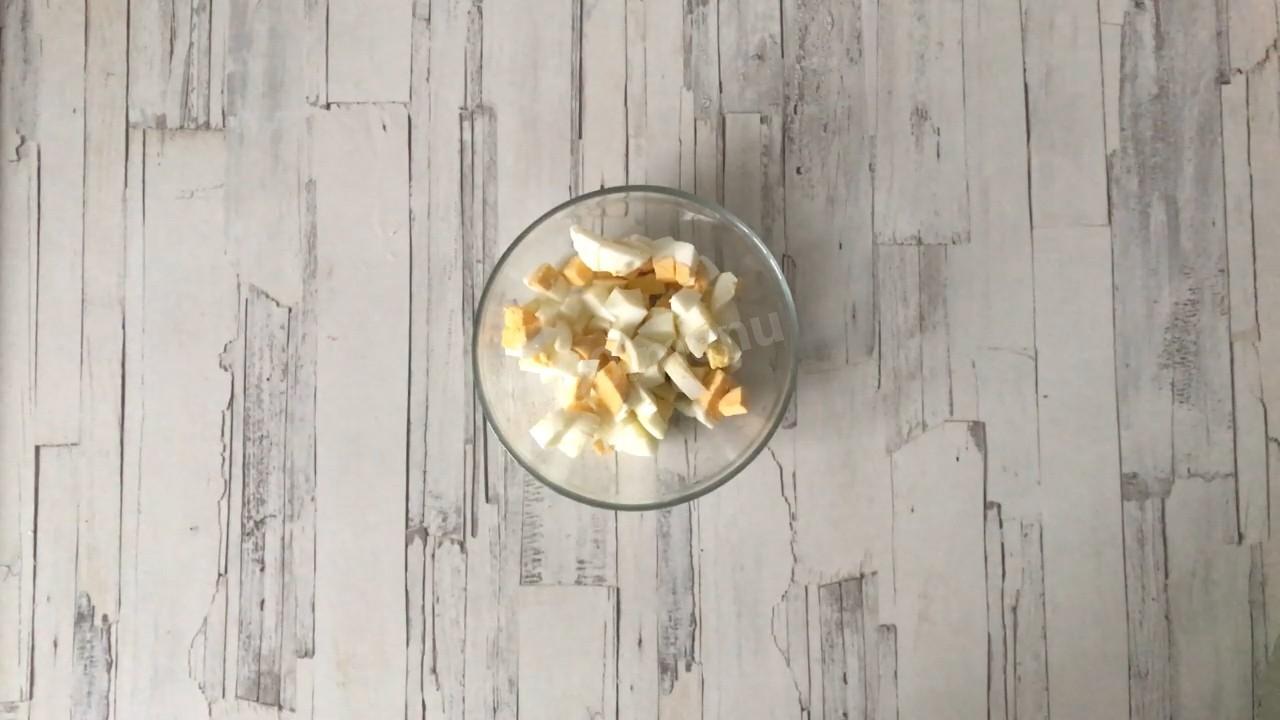 Шаг 5 приготовления Крабовый салат с китайской капустой