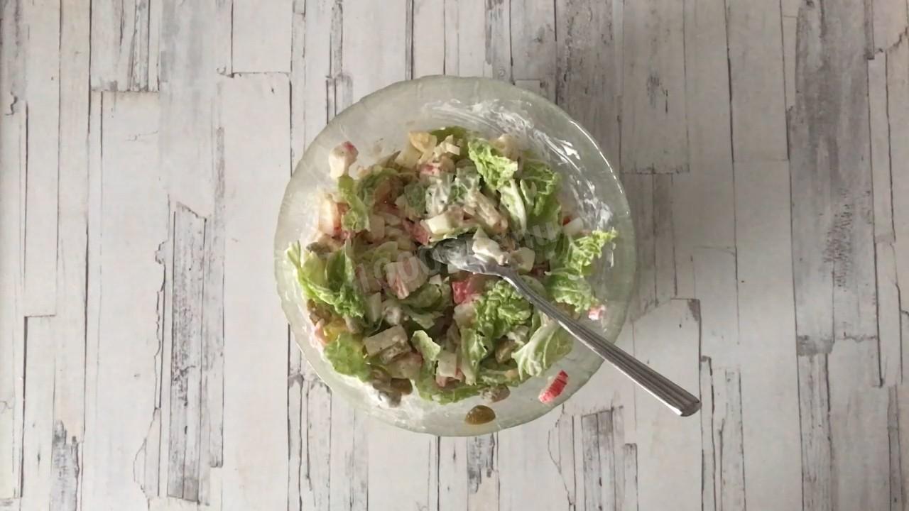Шаг 8 приготовления Крабовый салат с китайской капустой
