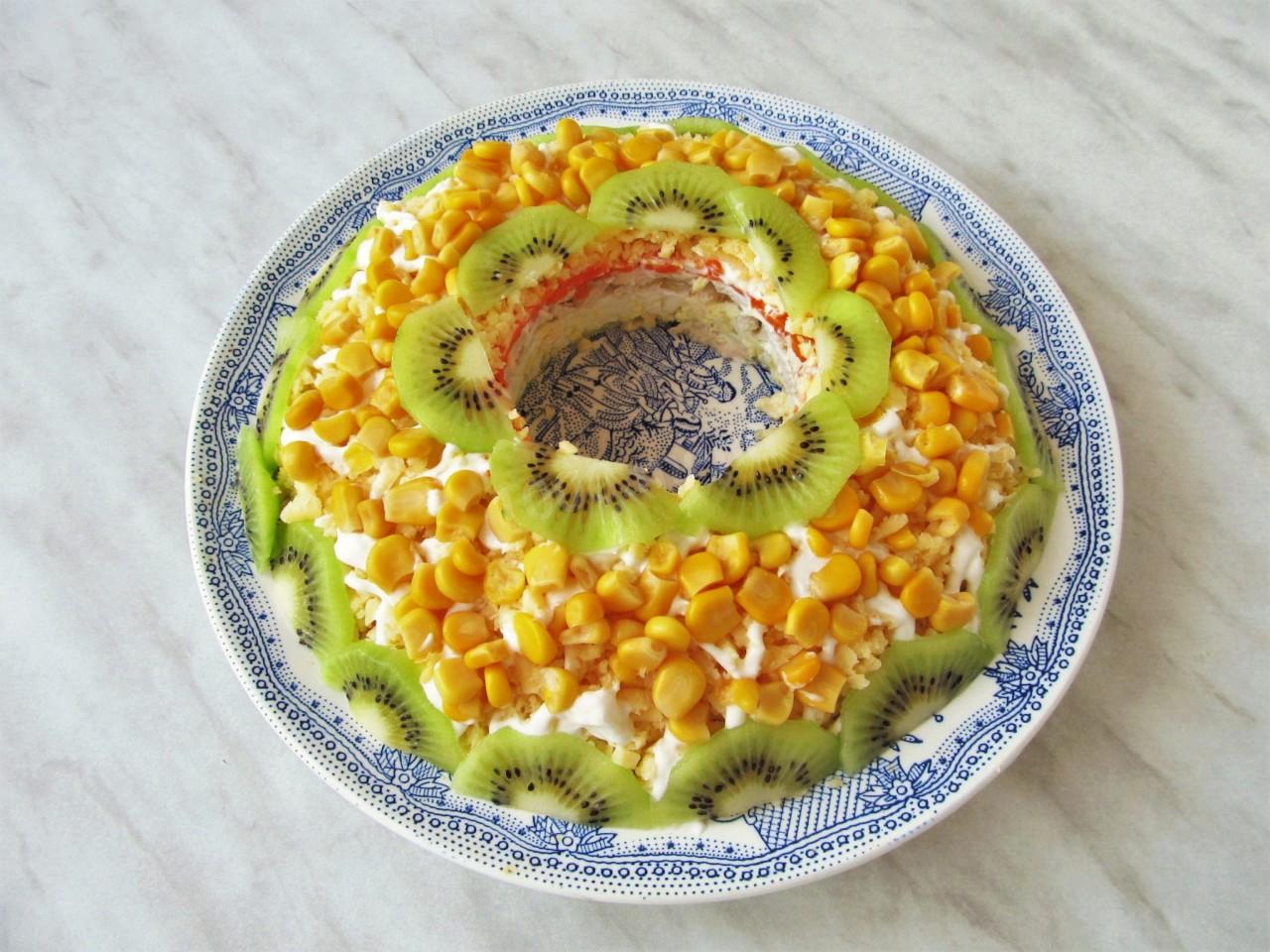 Шаг 15 приготовления Салат с курицей кукурузой морковью яйцами слоями