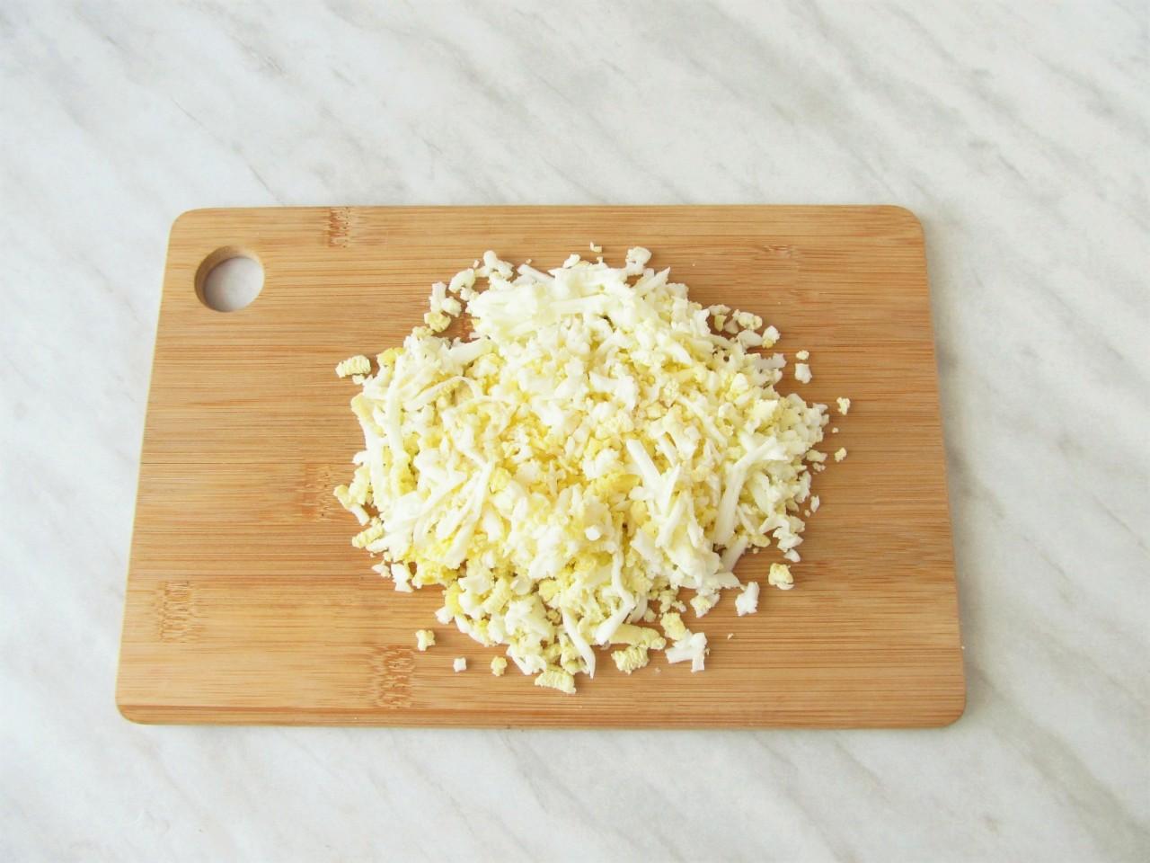 Шаг 2 приготовления Салат с курицей кукурузой морковью яйцами слоями