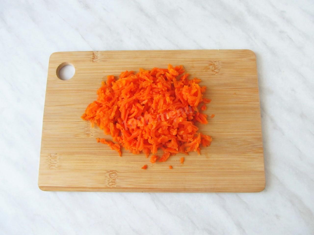 Шаг 4 приготовления Салат с курицей кукурузой морковью яйцами слоями