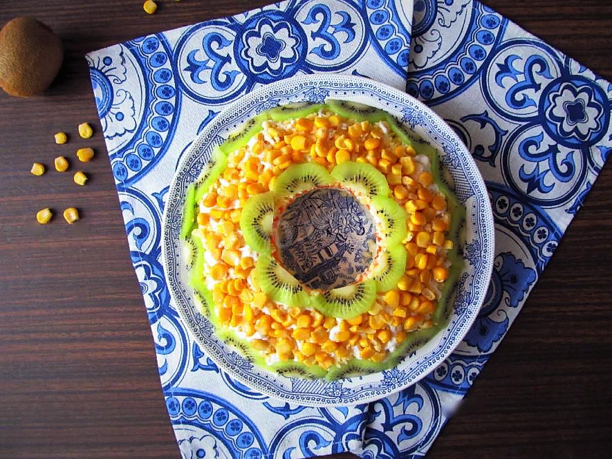 Обложка рецепта Салат с курицей кукурузой морковью яйцами слоями
