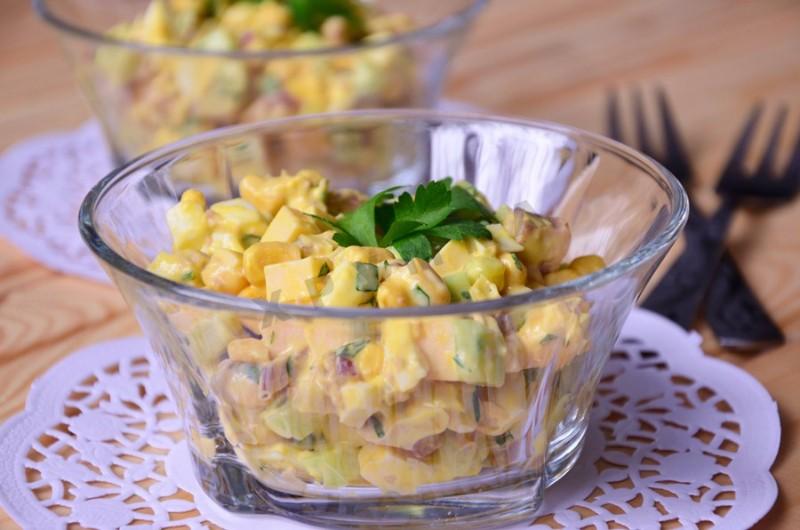 Шаг 10 приготовления Салат с печенью трески сыром и кукурузой