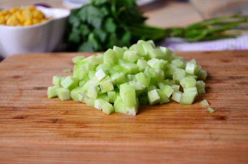 Шаг 3 приготовления Салат с печенью трески сыром и кукурузой