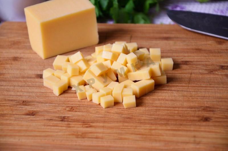 Шаг 4 приготовления Салат с печенью трески сыром и кукурузой