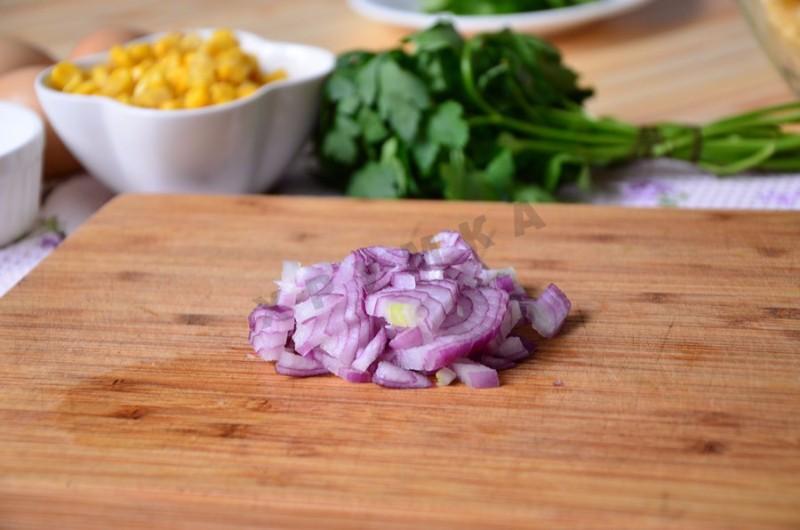 Шаг 5 приготовления Салат с печенью трески сыром и кукурузой