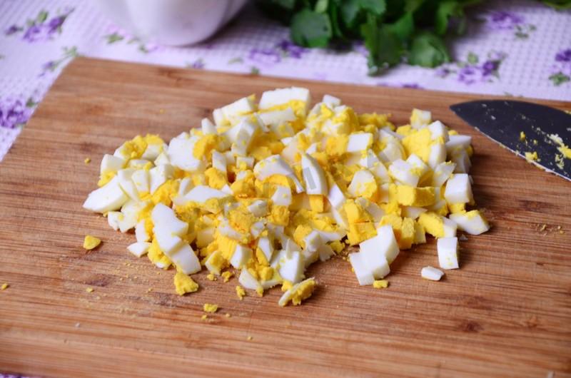 Шаг 6 приготовления Салат с печенью трески сыром и кукурузой