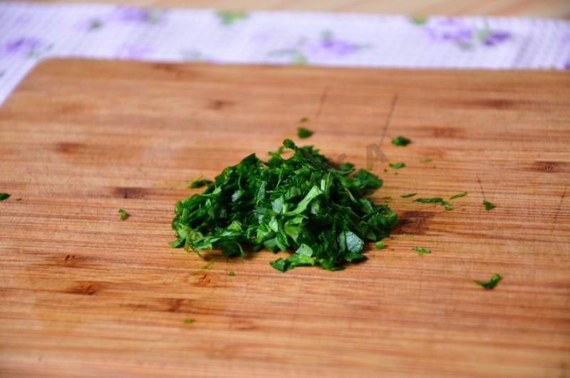Шаг 8 приготовления Салат с печенью трески сыром и кукурузой