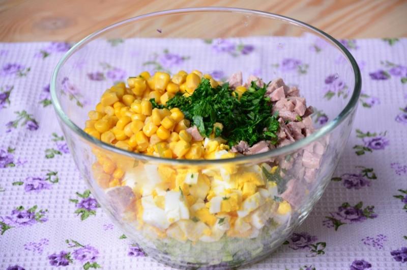Шаг 9 приготовления Салат с печенью трески сыром и кукурузой