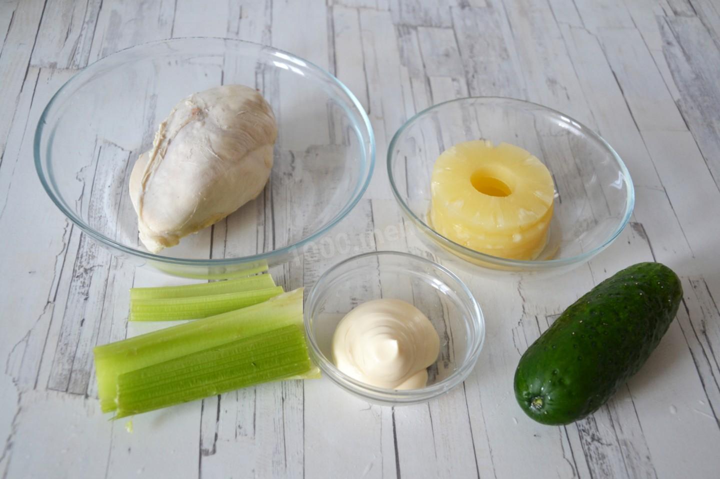 Шаг 1 приготовления Салат с сельдереем и куриной грудкой