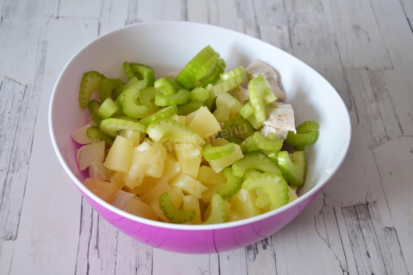 Шаг 6 приготовления Салат с сельдереем и куриной грудкой