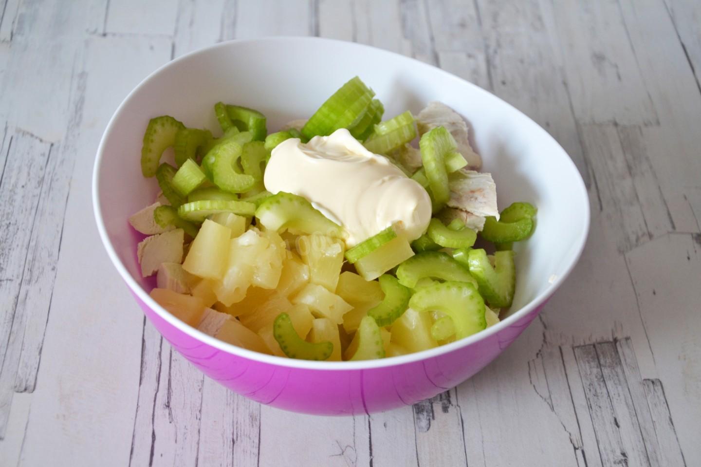 Шаг 7 приготовления Салат с сельдереем и куриной грудкой