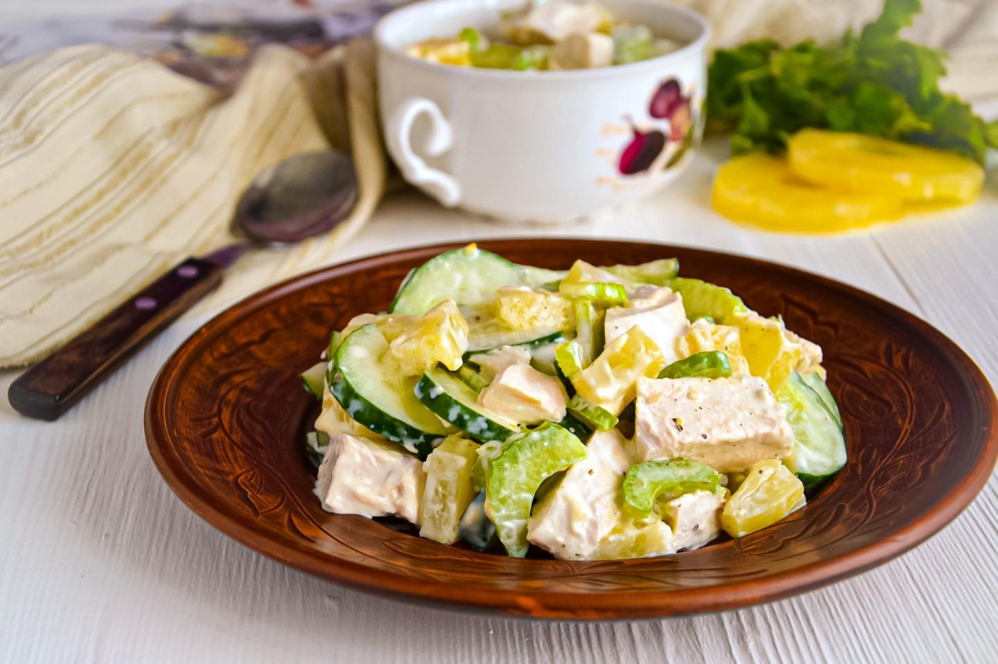 Обложка рецепта Салат с сельдереем и куриной грудкой