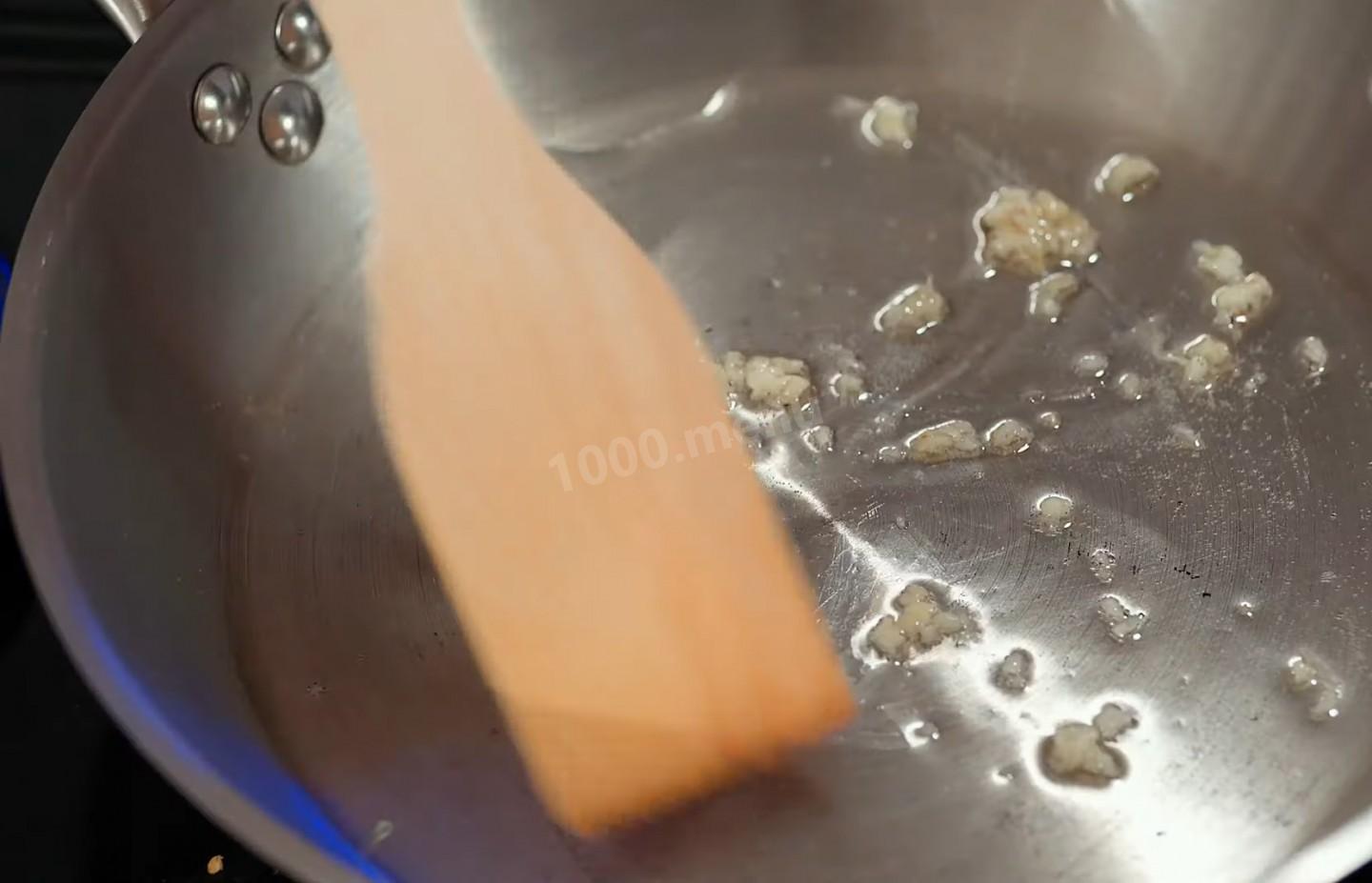 Шаг 10 приготовления Салат с креветками, помидорами черри и пармезаном