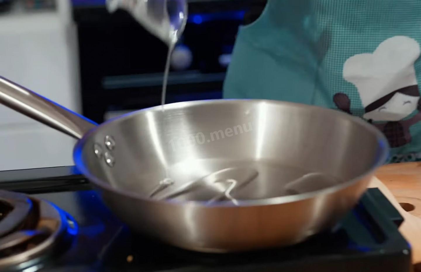 Шаг 9 приготовления Салат с креветками, помидорами черри и пармезаном