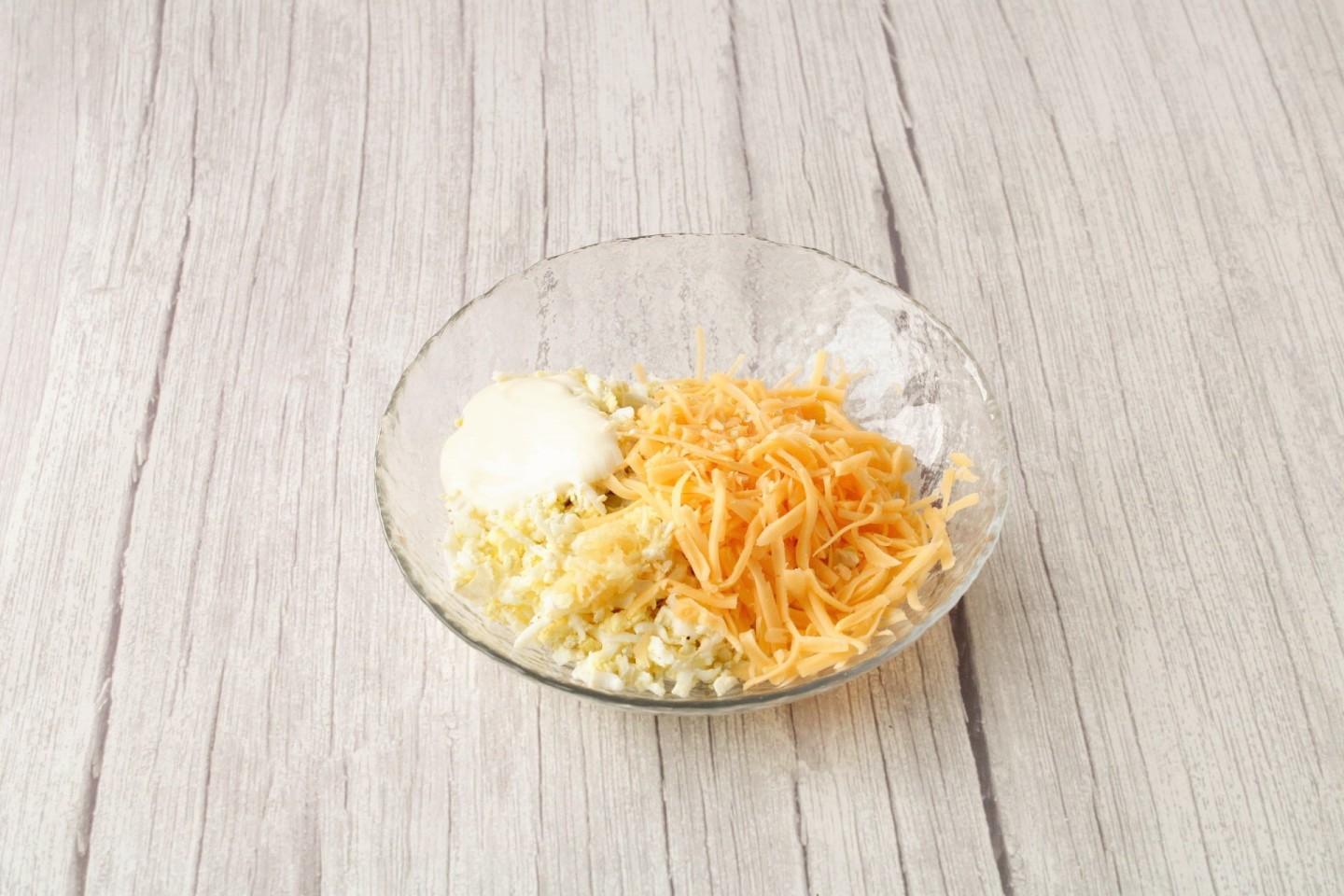 Шаг 10 приготовления Салат Любовница с изюмом орехами и курицей