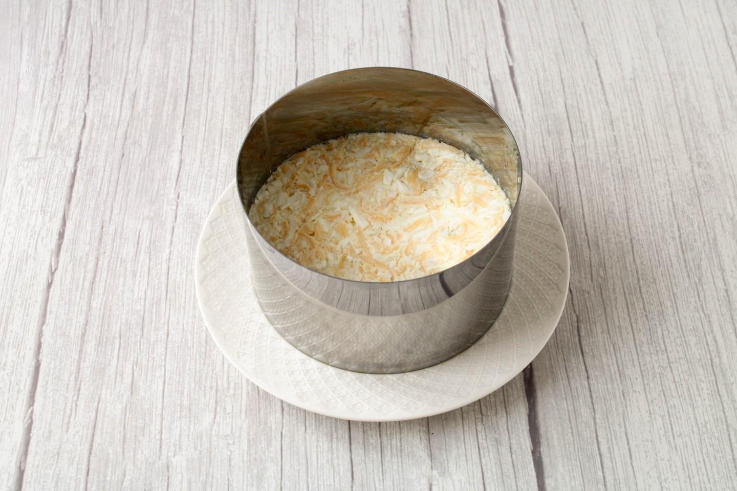 Шаг 15 приготовления Салат Любовница с изюмом орехами и курицей