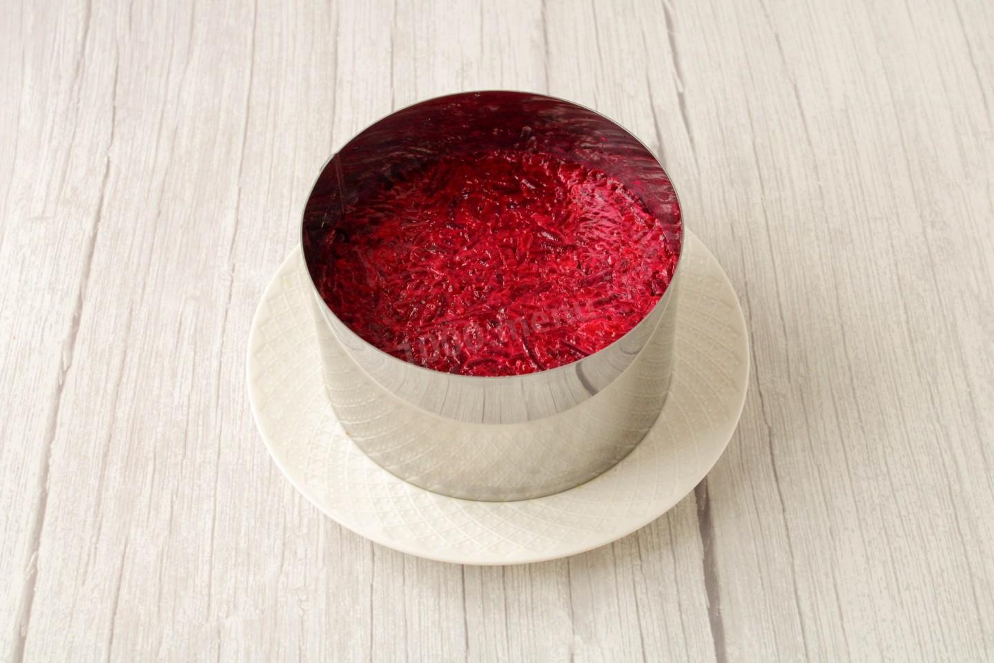Шаг 17 приготовления Салат Любовница с изюмом орехами и курицей